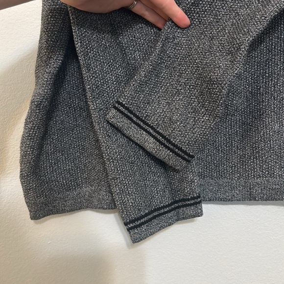 Carbon2Cobalt Men’s Cotton V Neck Sweater in Heather Charcoal / Black - Picture 2 of 4